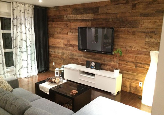 Mur en bois de grange dans un salon