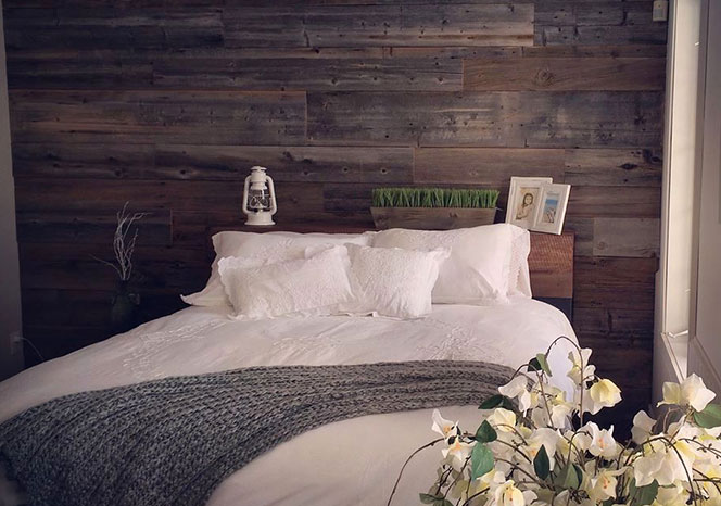 Mur en bois de grange dans une chambre