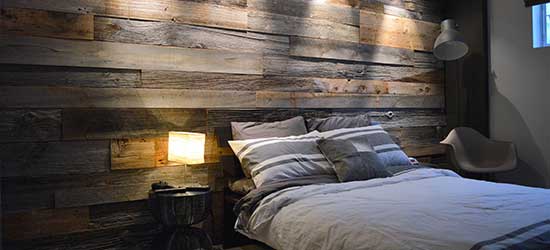 Mur en bois de grange d'une chambre