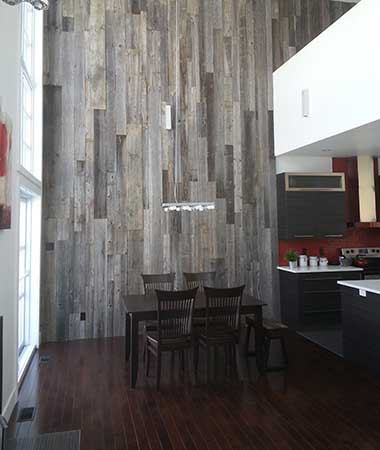 Mur en bois de grange dans une salle à manger